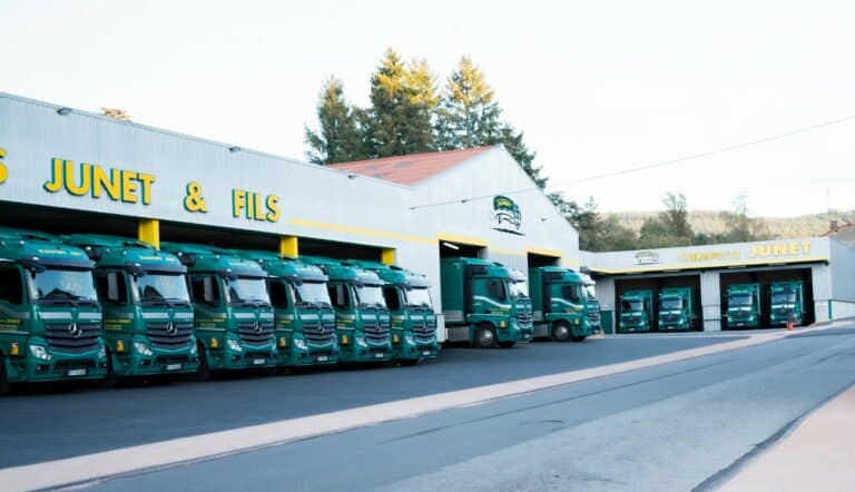 entrepôt des transports junet avec camions garés