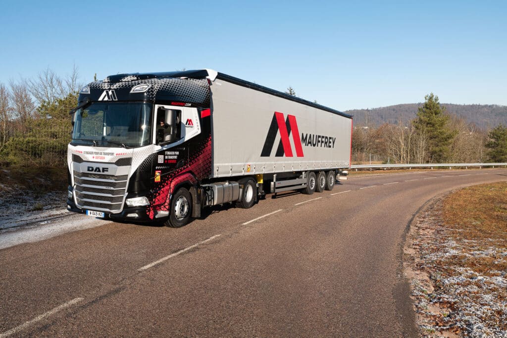 camion du groupe mauffrey roulant sur la route