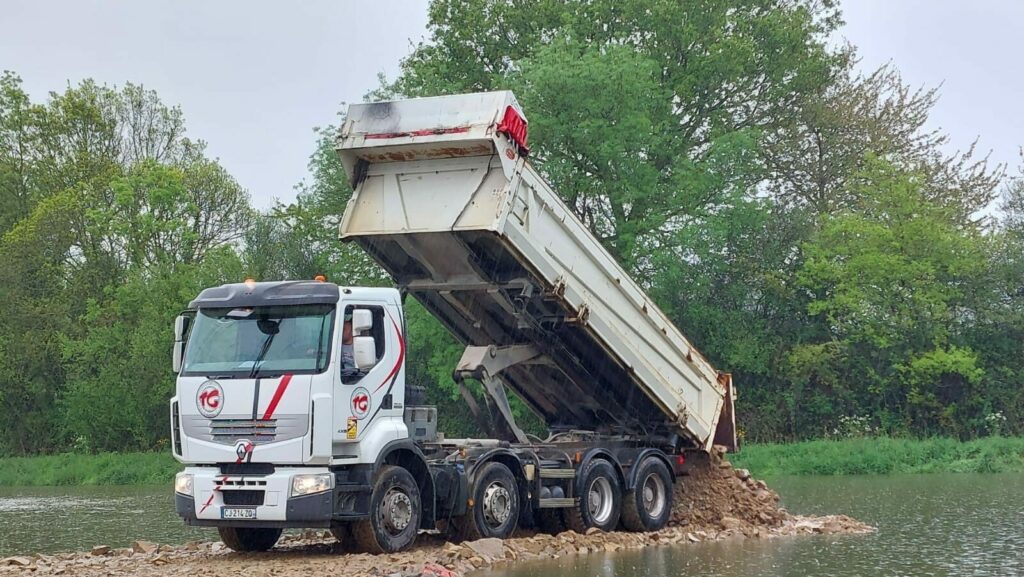 camion déversant de la terre