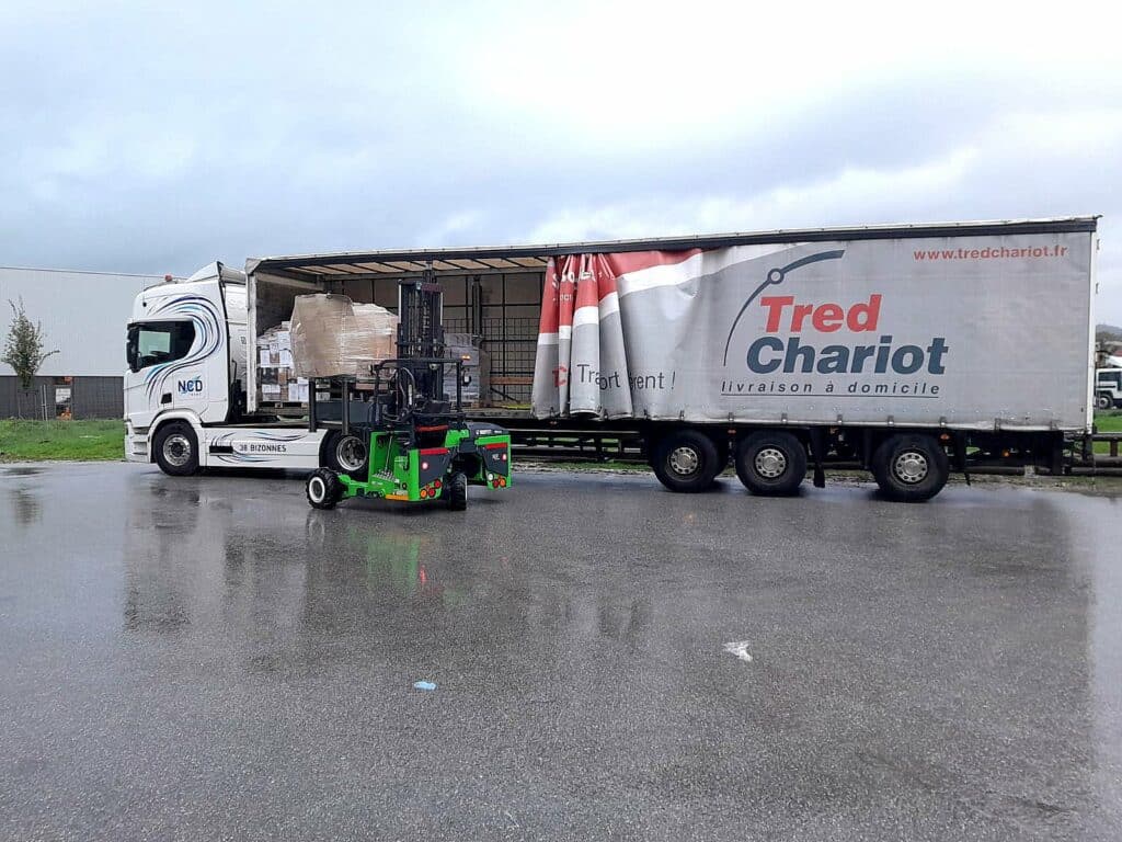 camion avec chariot embarqué