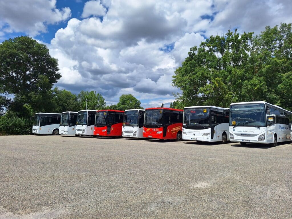 Rangée de Bus voyages du bas quercy