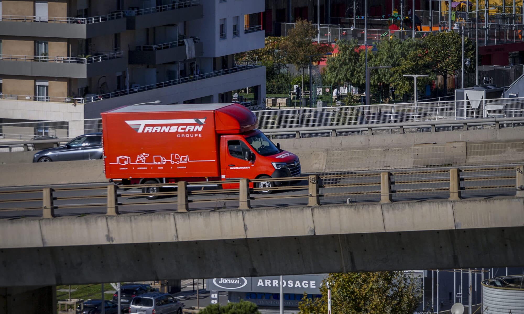 camion du groupe Transcan roulant sur un pont