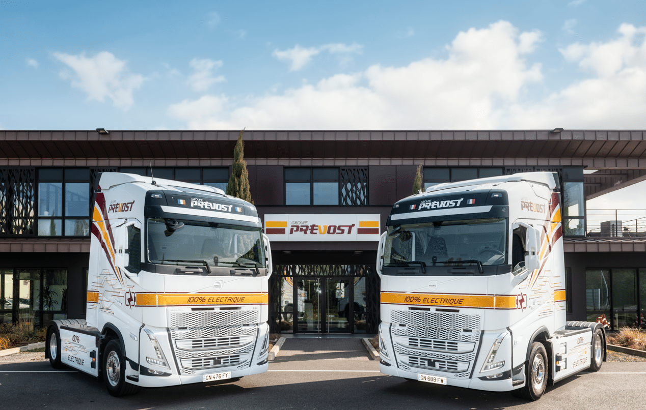 deux camions Transports Prevost