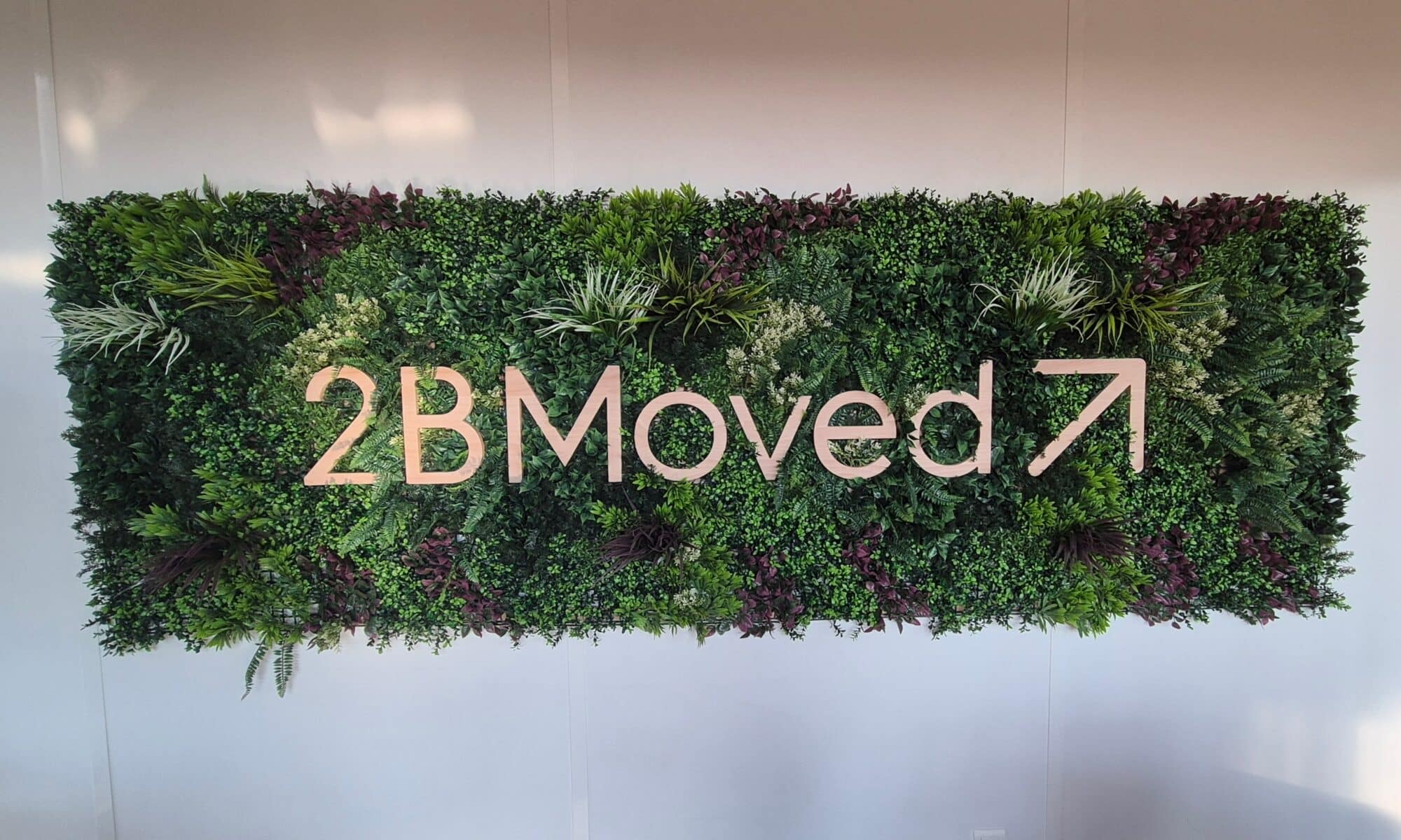 panneau végétalisé avec logo 2BMoved