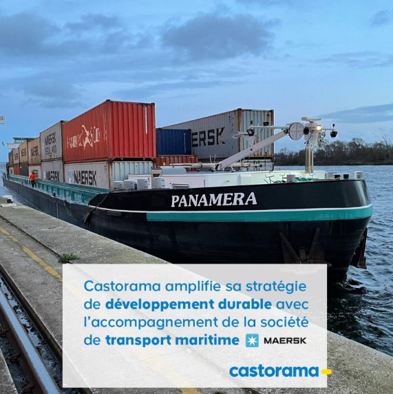 barge opérant du transport fluvial