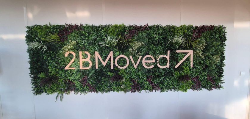panneau végétalisé avec logo 2BMoved