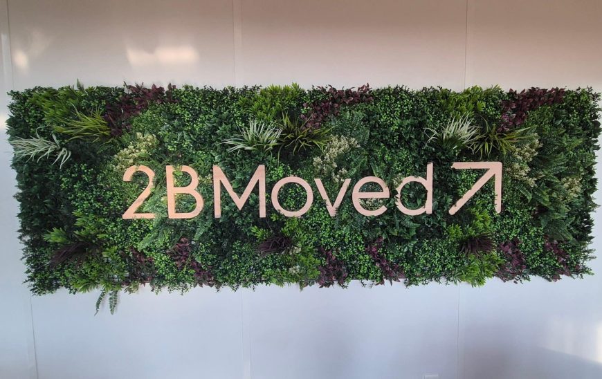 panneau végétalisé avec logo 2BMoved