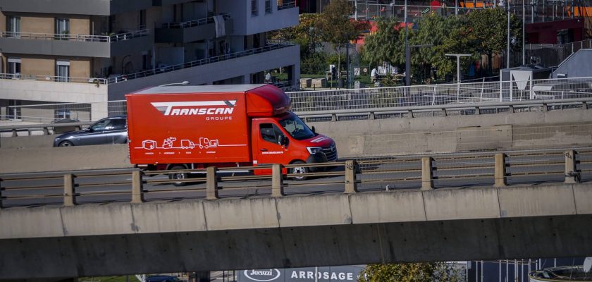 camion du groupe Transcan roulant sur un pont
