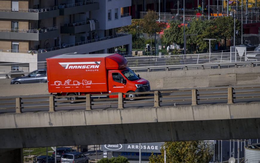 camion du groupe Transcan roulant sur un pont