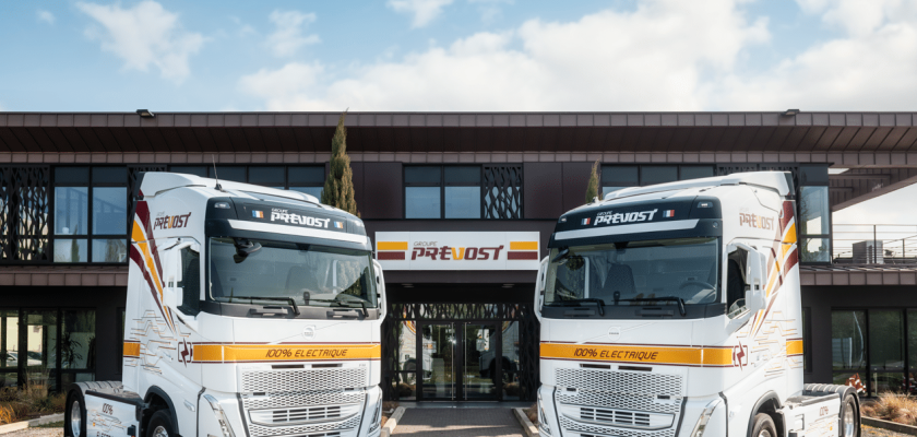 deux camions Transports Prevost