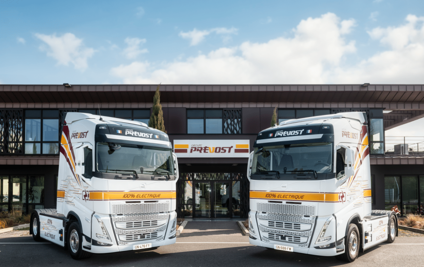 deux camions Transports Prevost